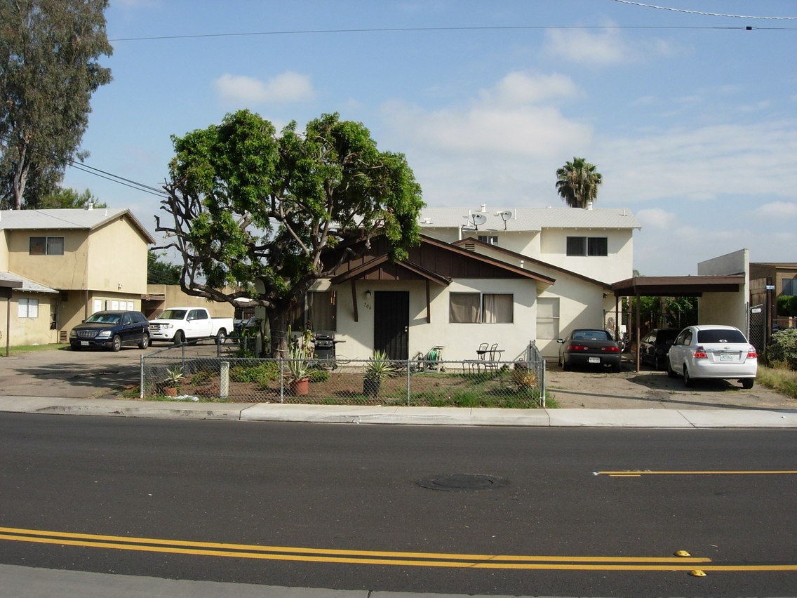 706 E Mission Ave, Escondido, CA 92025 photo 1