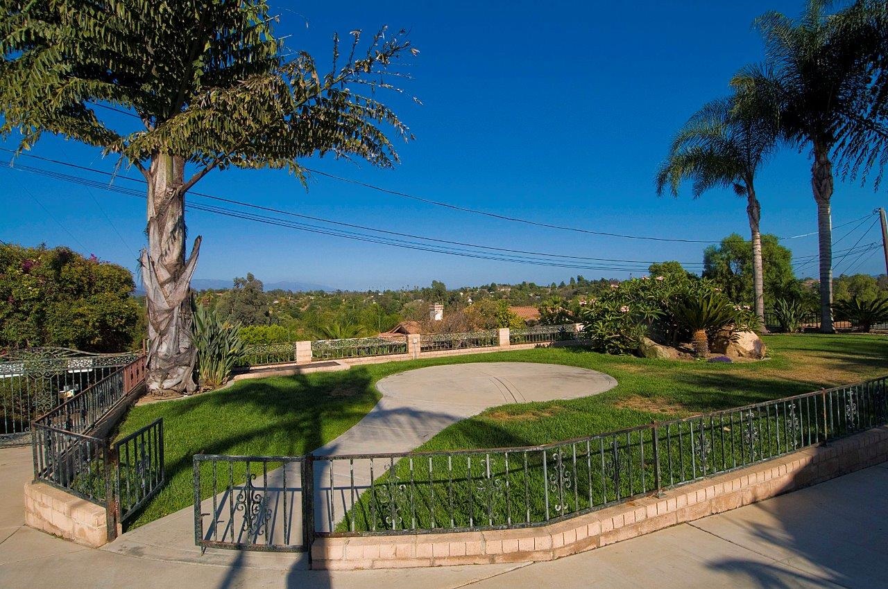 1426 Hidden Walk, Fallbrook, CA 92028 photo 1