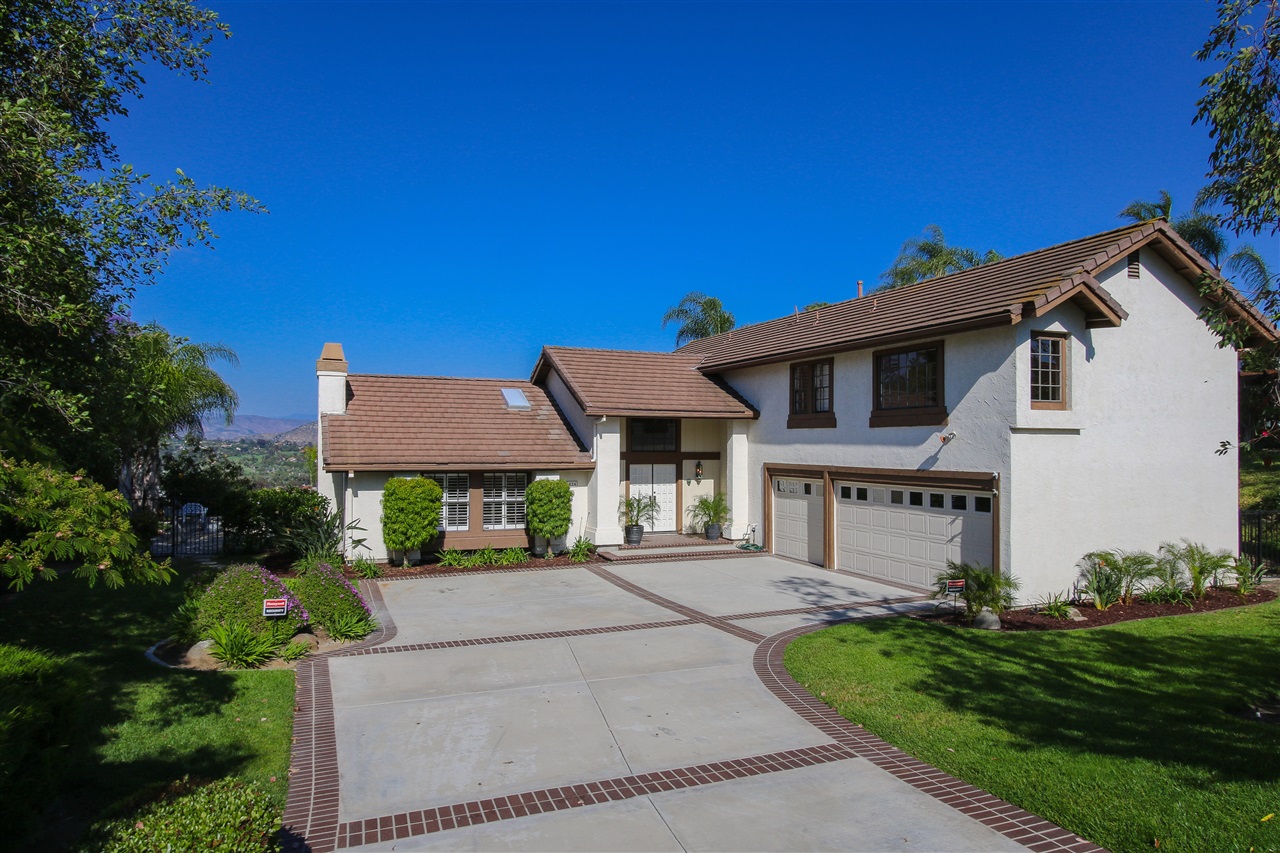 3426 Lomas Serenas Dr, Escondido, CA 92029 photo 2