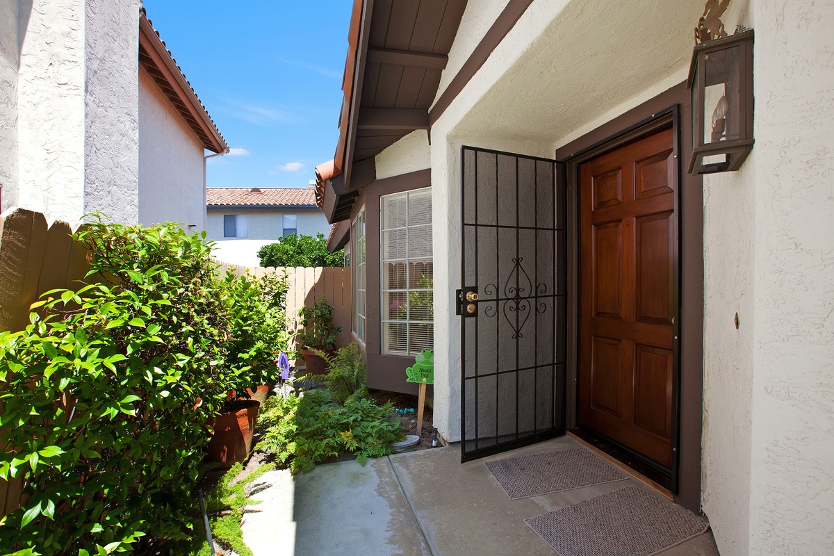1584 Madrid Dr, Vista, CA 92081 photo 3