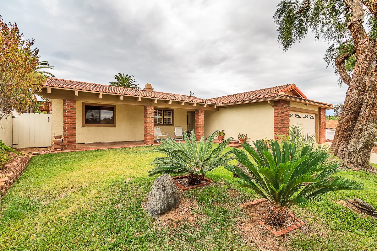 918 La Rue Ave, Fallbrook, CA 92028 photo 2