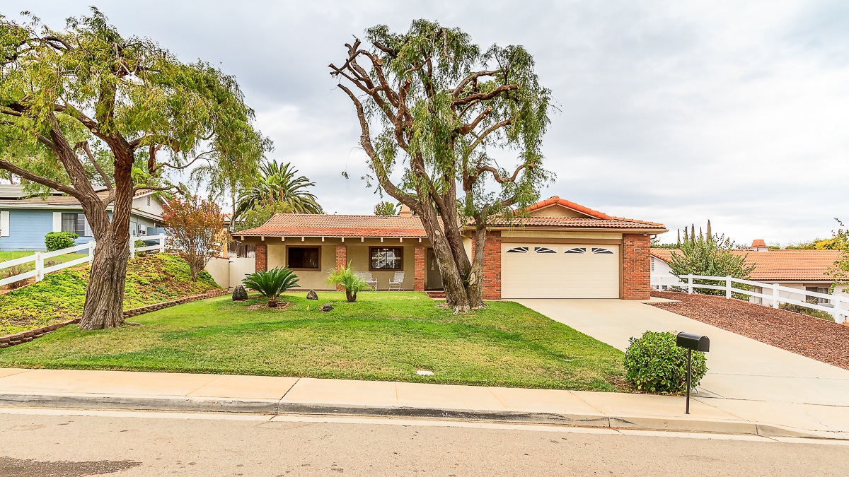 918 La Rue Ave, Fallbrook, CA 92028 photo 1