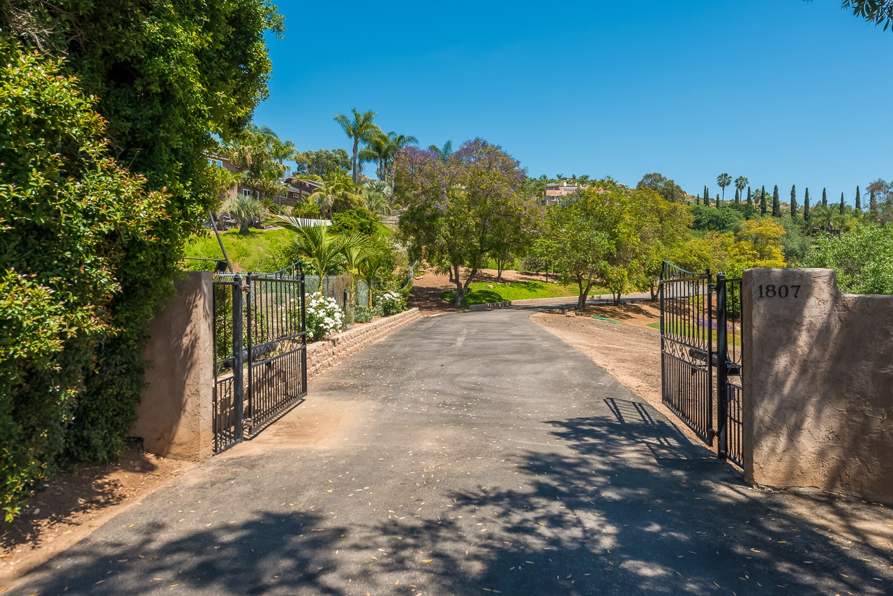 1807 Lotus Ln, El Cajon, CA 92021 photo 2