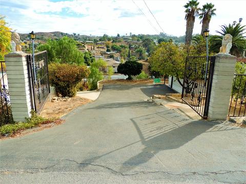 8773 Gardena Rd, Lakeside, CA 92040 photo 2