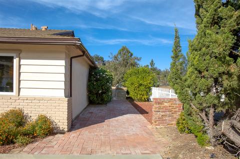 1140 La Mirada Ave, Escondido, CA 92026 photo 3