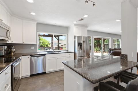 611 Flintridge Pl, Escondido, CA 92026 photo 2