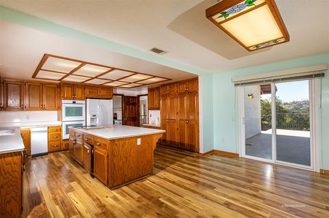 1319 Sugarbush Dr, Vista, CA 92084 photo 6