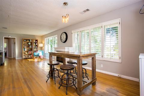 1042 Oak Dr, Vista, CA 92084 photo 3