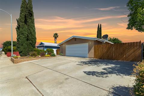 8443 Carlton Oaks Dr, Santee, CA 92071 photo 4