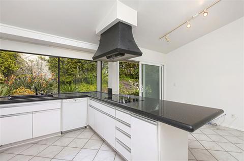 8215 Caminito Lacayo, La Jolla, CA 92037 photo 2