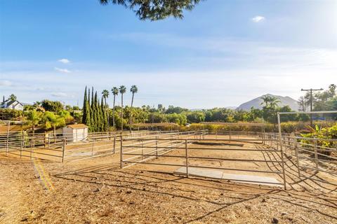546 Clarence Ln, Escondido, CA 92029 photo 2