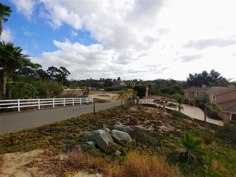 640 Altamira Ct, Vista, CA 92081 photo 3