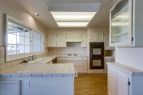 620 Lynnette Cir, Vista, CA 92084 photo 2