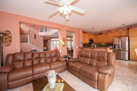 2364 Fallbrook Pl, Escondido, CA 92027 photo 4