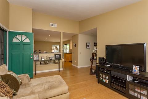 3385 Hollowtree Dr, Oceanside, CA 92058 photo 2