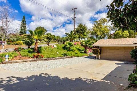 720 Carnation Ln, Fallbrook, CA 92028 photo 4