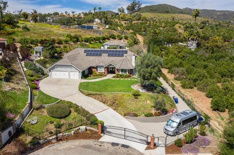 801 Sugarbush Dr, Vista, CA 92084 photo 1