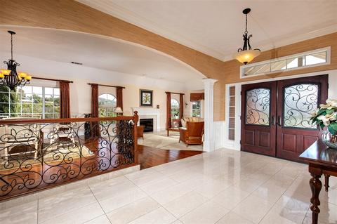 801 Sugarbush Dr, Vista, CA 92084 photo 4