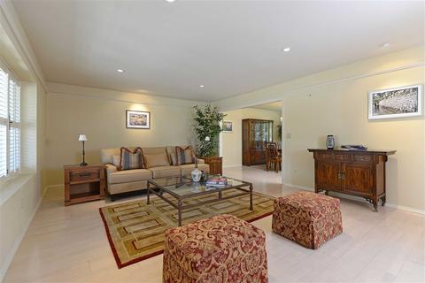 8555 Nottingham Pl, La Jolla, CA 92037 photo 4