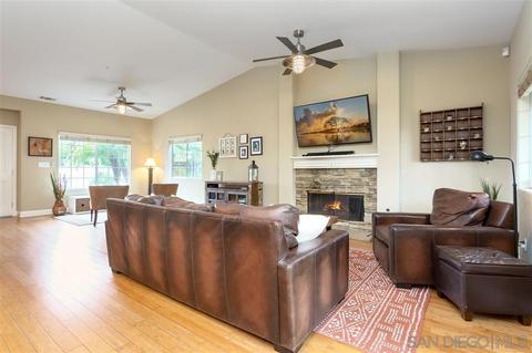 844 Hampton Ct, Vista, CA 92081 photo 3