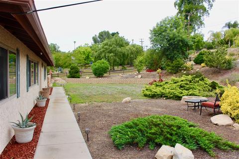 815 Berkeley Way, Vista, CA 92084 photo 2