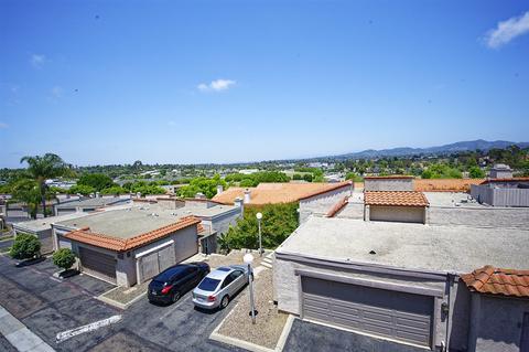 689 Ascot Dr, Vista, CA 92084 photo 5