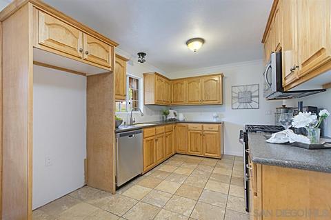 8945 Paradise Park Dr, Lakeside, CA 92040 photo 6