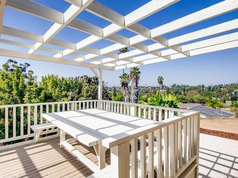 645 Crescent Ct, Vista, CA 92084 photo 2
