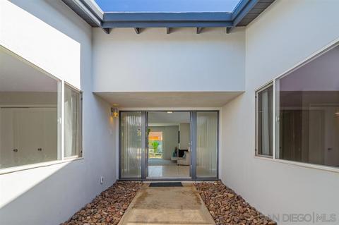 8841 Nottingham Pl, La Jolla, CA 92037 photo 3
