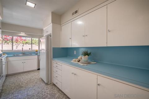 8841 Nottingham Pl, La Jolla, CA 92037 photo 13