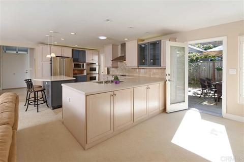 8696 Nottingham Pl, La Jolla, CA 92037 photo 11