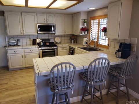 987 Avenida Campana, Fallbrook, CA 92028 photo 3