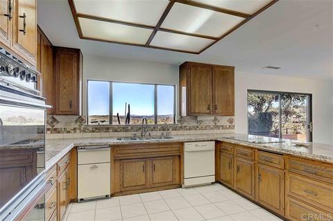 825 Evergreen Ln, Vista, CA 92084 photo 8