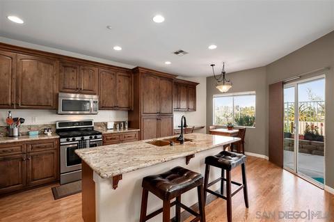 986 Bel Air Dr E, Vista, CA 92084 photo 2