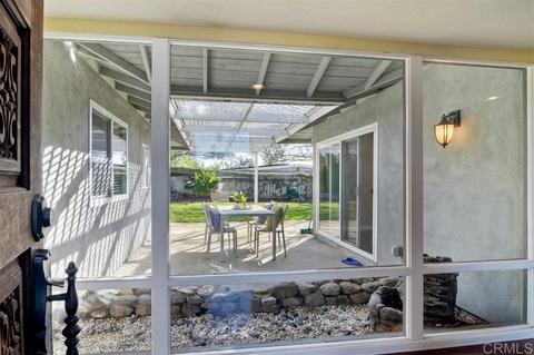555 Howe Pl, Escondido, CA 92025 photo 2
