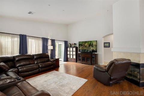 985 Bel Air Dr E, Vista, CA 92084 photo 2