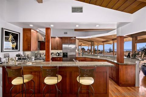 6051 Folsom Dr, La Jolla, CA 92037 photo 3