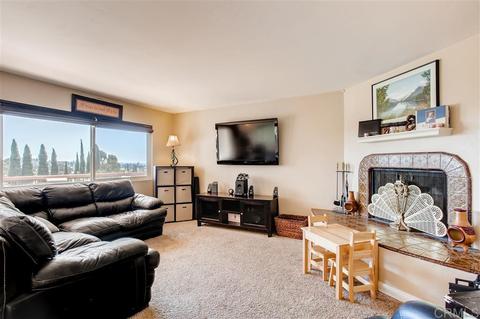1519 Maxwell Ln, Vista, CA 92084 photo 2