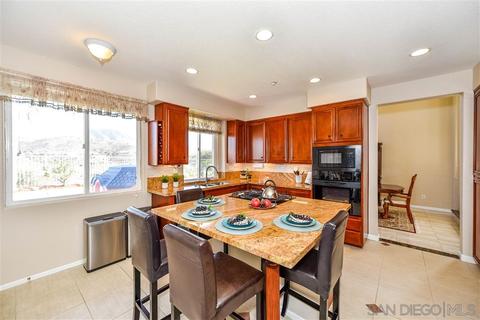 1745 Fabled Waters Dr, Spring Valley, CA 91977 photo 4
