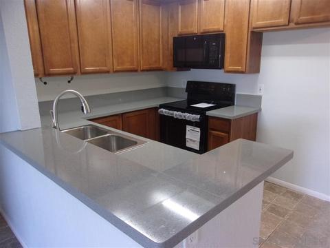 432 Edgehill Ln #18, Oceanside, CA 92054 photo 2