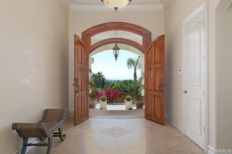 675 Rolling Hills Rd, Vista, CA 92081 photo 4