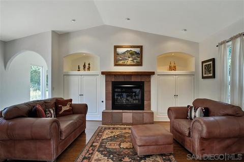 940 Barsby St, Vista, CA 92084 photo 4
