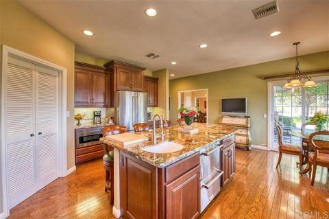 1062 Chestnut Dr, Escondido, CA 92025 photo 3