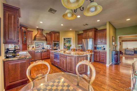 1062 Chestnut Dr, Escondido, CA 92025 photo 2