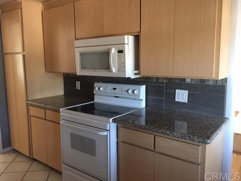 916 Crescent Dr, Vista, CA 92084 photo 2
