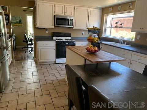 2710 Glasgow Dr, Carlsbad, CA 92010 photo 2