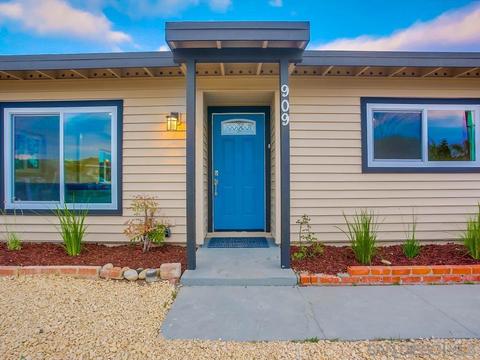 909 Capistrano Dr, Oceanside, CA 92058 photo 2