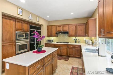 8174 Gilman Ct, La Jolla, CA 92037 photo 7