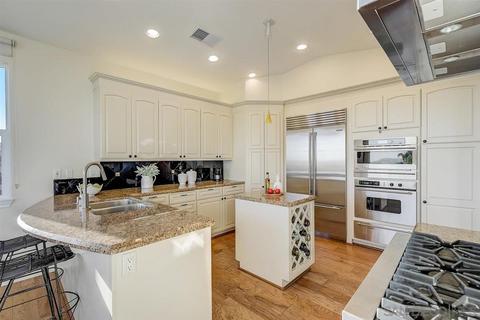 931 Candlelight Pl # -a, La Jolla, CA 92037 photo 24