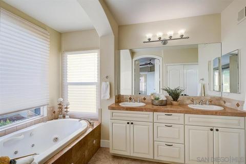 931 Candlelight Pl # -a, La Jolla, CA 92037 photo 44